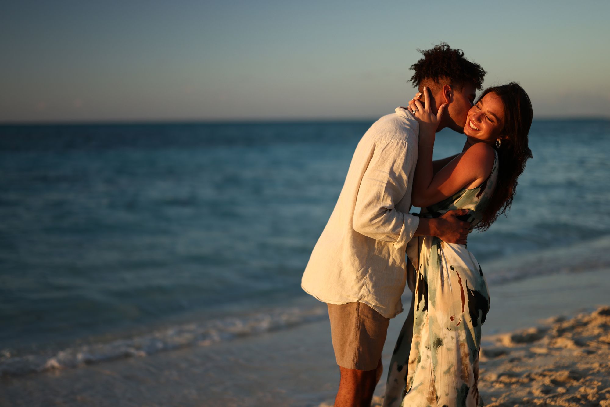 couple beach kiss